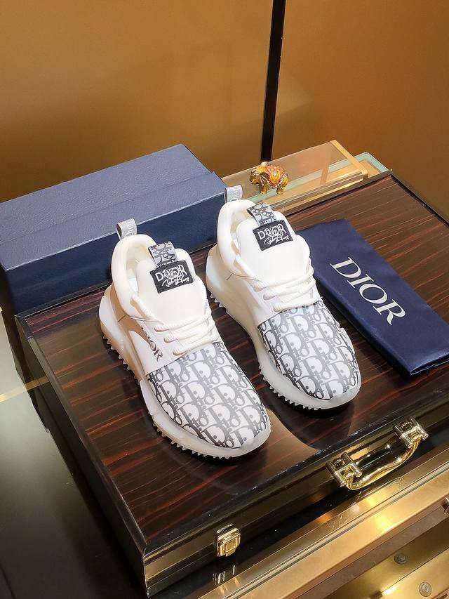 商品名称：Dior 迪奥 正规码数: 38-44 休闲鞋 商品材料：精选 牛皮鞋面，柔软羊皮内里；原厂大底。